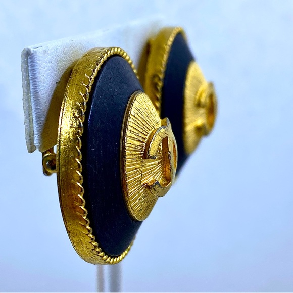 CHANEL Vintage Gold Sunburst CC Logo And Wood Clip Earrings - Picture 3 of 6